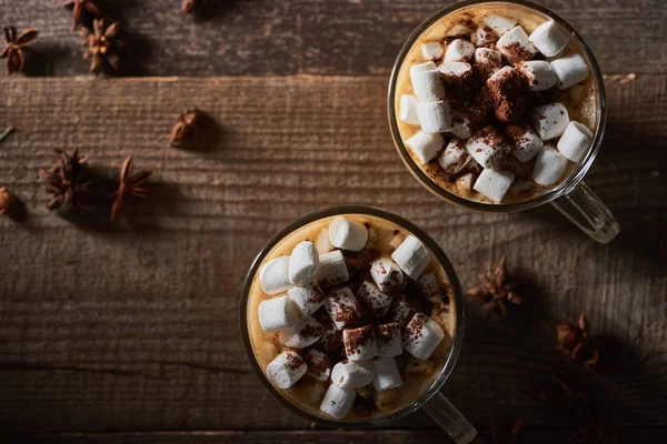 Vista dall'alto del cacao natalizio con marshmallow sul tavolo di legno con anice — Foto stock