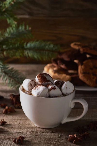 Focus selettivo del cacao natalizio con marshmallow sul tavolo di legno — Foto stock