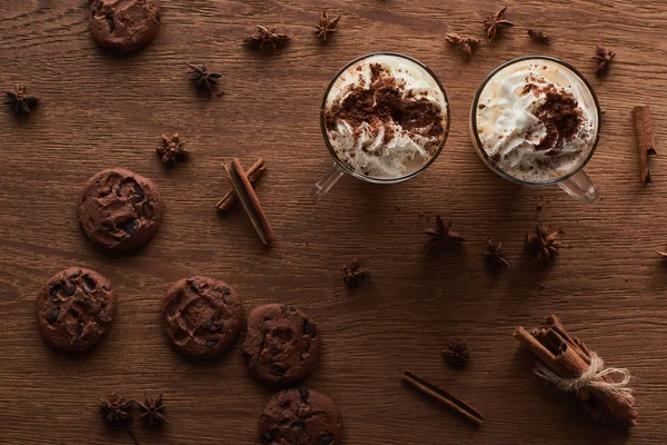 Vista superior del cacao de Navidad cerca de galletas, anís, canela en la mesa de madera - foto de stock