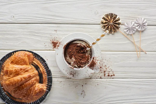 Vista dall'alto del cacao natalizio in tazza sul tavolo di legno bianco — Foto stock