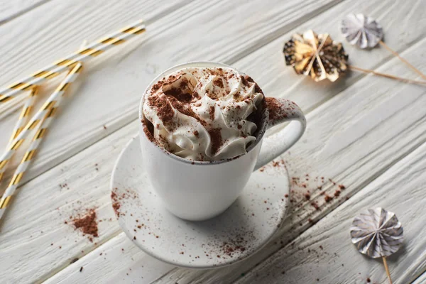 Cacao de Noël avec poudre de cacao et crème fouettée sur table en bois blanc avec décoration — Photo de stock