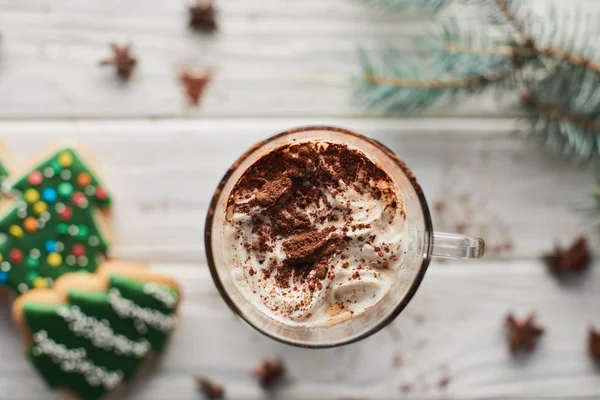 Focus selettivo di cacao natalizio con cacao in polvere e panna montata in tazza — Foto stock