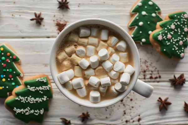 Vista superior de cacau de Natal com marshmallow na caneca na mesa de madeira branca perto de anis e biscoitos — Fotografia de Stock