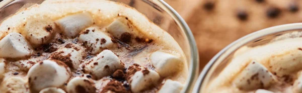 Panoramic shot of cacao with marshmallow in mugs — Stock Photo