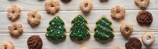 Top view of Christmas tree cookies on wooden white table, panoramic shot — Stock Photo