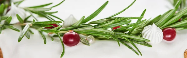 Nahaufnahme von Weihnachtskuchen mit Zuckerguss, Rosmarin und Preiselbeeren — Stockfoto