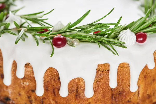 Nahaufnahme von süßen Weihnachtskuchen mit Zuckerguss, Rosmarin und Preiselbeeren — Stockfoto