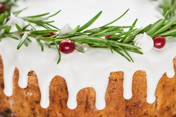 Close up of sweet christmas pie with icing, rosemary and cranberries — Stock Photo