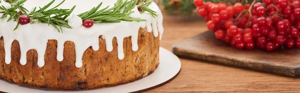 Close up of christmas pie with rosemary and viburnum berries on wooden table with spruce branches — Stock Photo