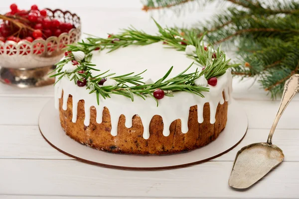 Tarta de Navidad y bayas viburnum en mesa de madera blanca con ramas de abeto - foto de stock