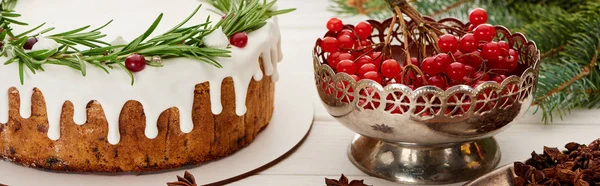 Torta di Natale, semi di anice stellato e bacche di viburno su tavolo di legno bianco con rami di abete rosso — Foto stock