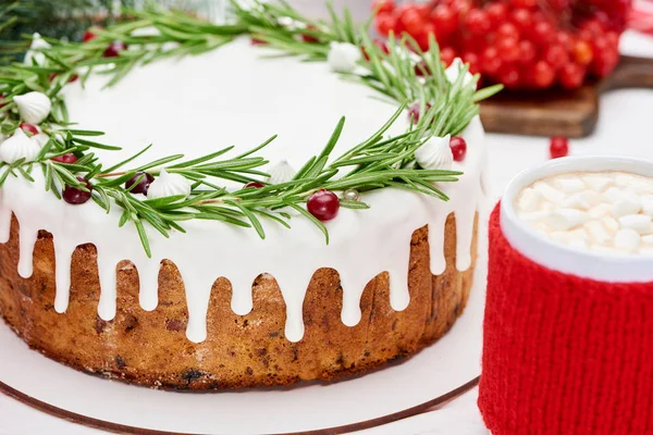 Close up of christmas pie with icing on white wooden table with viburnum berries and cup of cocoa — Stock Photo