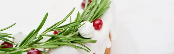 Close up of christmas pie with icing, rosemary and cranberries — Stock Photo