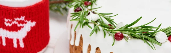 Gros plan de tarte de Noël au romarin et canneberges sur table en bois blanc avec cacao — Photo de stock