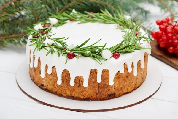 Tarta de Navidad con romero y bayas viburnum en mesa de madera blanca con ramas de abeto - foto de stock