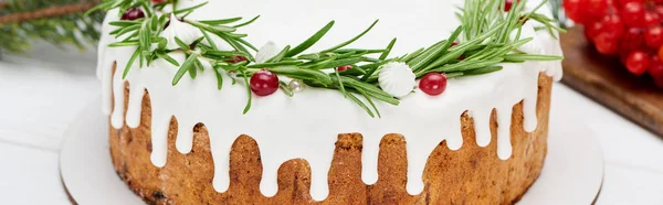 Tarta de Navidad con romero y bayas viburnum en mesa de madera blanca con ramas de abeto - foto de stock