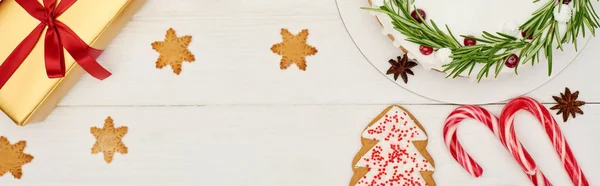 Vista superior da torta de Natal, biscoitos e caixa de presente na mesa de madeira branca — Fotografia de Stock