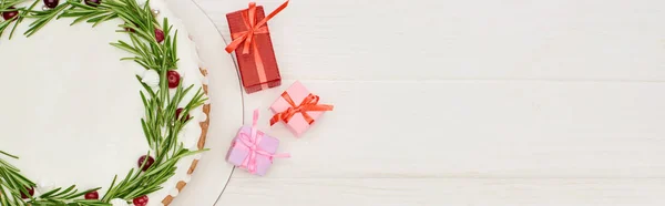 Top view of christmas pie and gift boxes on white wooden table — Stock Photo