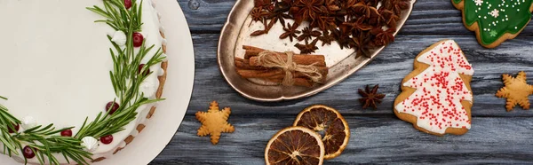 Vue du dessus de tarte de Noël, épices et biscuits d'arbre de Noël sur table en bois sombre — Photo de stock