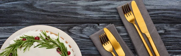 Von oben süße Weihnachtskuchen mit Gabeln und Messern auf Servietten auf dunklem Holztisch — Stockfoto