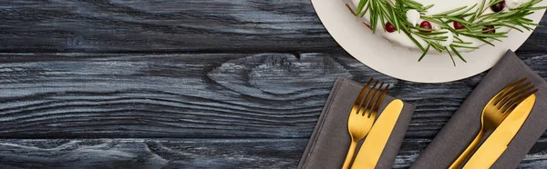 Vue du dessus de tarte de Noël avec fourchettes et couteaux sur serviettes sur table en bois sombre — Photo de stock