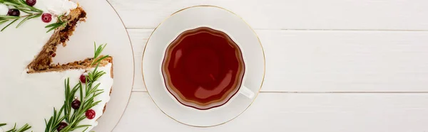 Vista superior da xícara de chá e torta de Natal com alecrim e cranberries na mesa de madeira branca — Fotografia de Stock