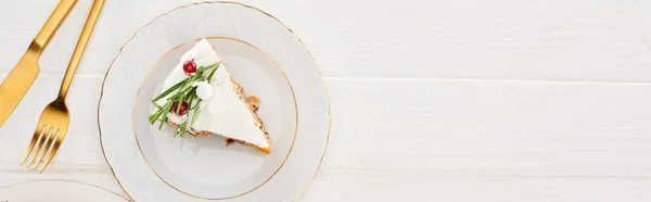 Vue de dessus du morceau de tarte de Noël avec fourchette et couteau sur table en bois blanc — Photo de stock