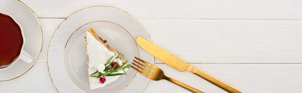 Vista superior do pedaço de torta de Natal, chá, garfo e faca na mesa de madeira branca — Fotografia de Stock