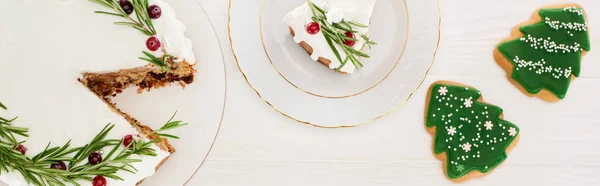 Vista superior da torta de Natal e biscoitos de árvore de Natal na mesa branca — Fotografia de Stock