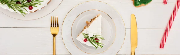 Draufsicht auf Weihnachtskuchen, Tasse Tee und Zuckerrohr auf weißem Holztisch — Stockfoto