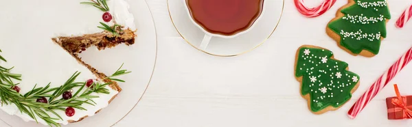 Vista dall'alto della torta di Natale, tazza di tè e biscotti sul tavolo di legno bianco — Foto stock