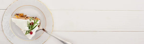 Vue du dessus du morceau de tarte de Noël sur assiette sur table en bois blanc — Photo de stock