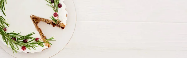 Top view of christmas pie with rosemary and cranberries on white wooden table — Stock Photo