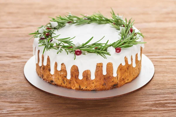 Torta de Natal com alecrim e cranberries na placa na mesa de madeira — Fotografia de Stock