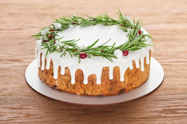 Christmas pie with rosemary and cranberries on plate on wooden table — Stock Photo