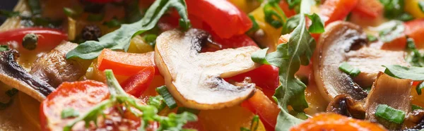 Primer plano de deliciosa tortilla casera con setas, tomates y verduras - foto de stock