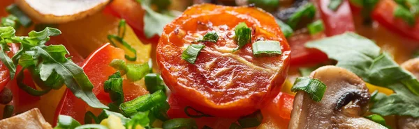 Gros plan de délicieuse omelette maison aux légumes et légumes verts — Photo de stock