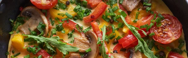 Vista superior de la deliciosa tortilla casera con setas, tomates y verduras - foto de stock