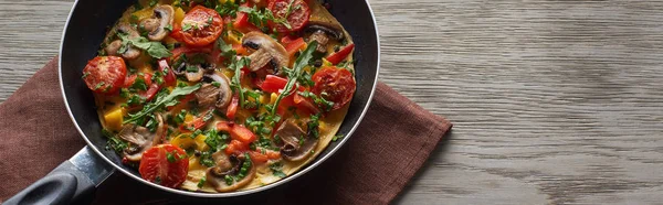 Deliciosa omelete caseira com legumes e verduras na frigideira com guardanapo — Fotografia de Stock