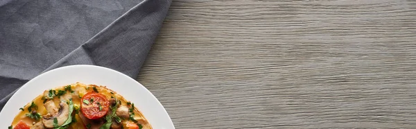 Blick von oben auf hausgemachtes Omelett mit Gemüse zum Frühstück — Stockfoto