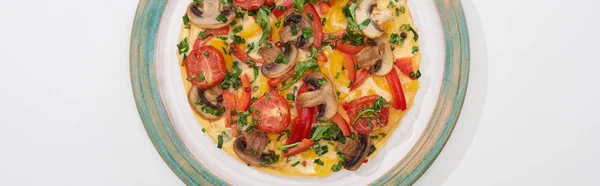 Vista superior da placa com omelete saboroso com tomates e cogumelos para o café da manhã na mesa branca — Fotografia de Stock