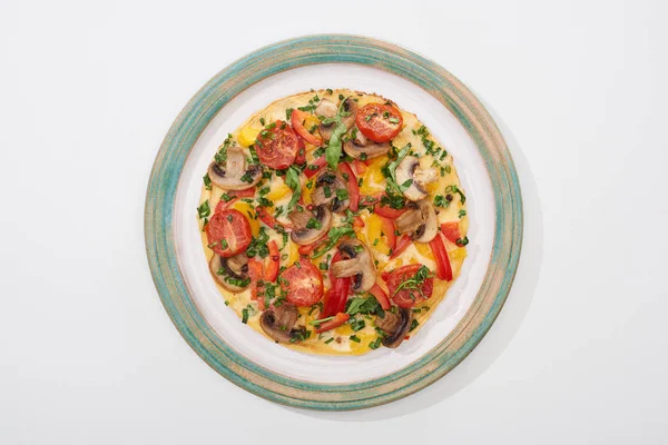 Vista superior de la placa con sabrosa tortilla para el desayuno en la mesa blanca - foto de stock