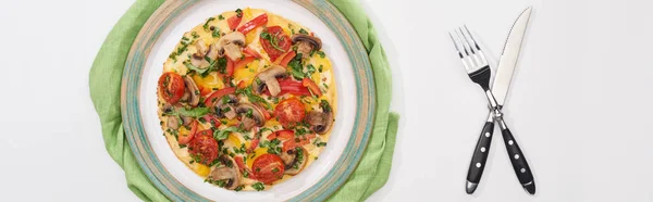 Vue de dessus d'omelette savoureuse sur assiette avec serviette, fourchette et couteau — Photo de stock