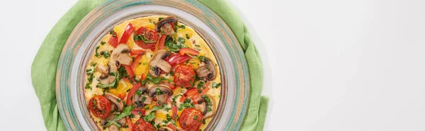 Teller mit leckerem Omelett zum Frühstück auf weißem Tisch mit Serviette — Stockfoto