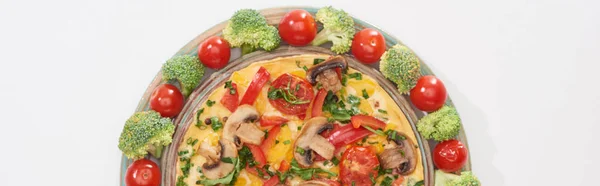 Top view of yummy omelet on plate with fresh tomatoes and broccoli — Stock Photo