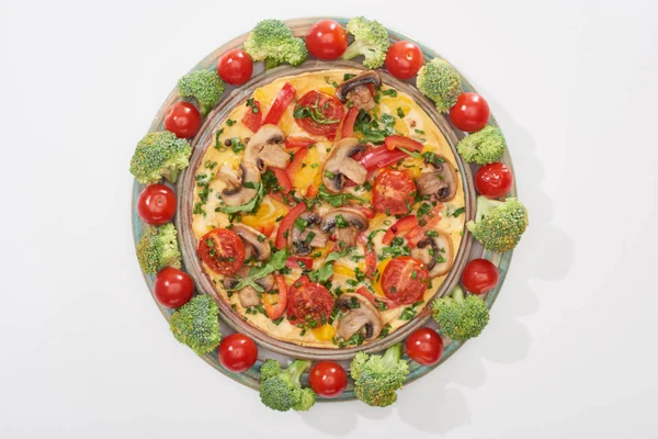 Vue du dessus de l'omelette maison sur assiette avec tomates fraîches et brocoli — Photo de stock