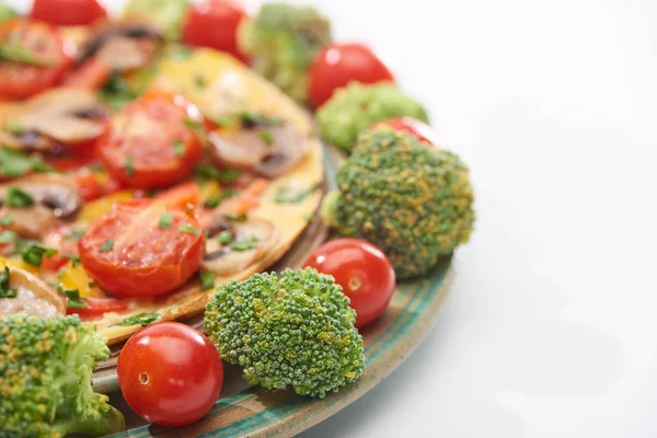 Close up of homemade yummy omelet on plate with fresh tomatoes and broccoli — Stock Photo