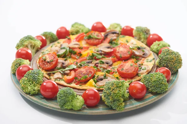 Tortilla casera en el plato con tomates frescos y brócoli - foto de stock