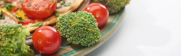 Primo piano di deliziosa frittata su piatto con pomodori freschi e broccoli — Foto stock
