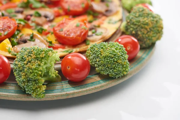 Close up of omelet on plate with fresh tomatoes and broccoli — Stock Photo